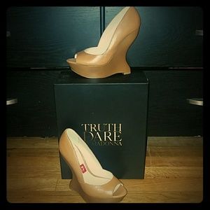 ⭐NWT/BOX⭐Camel Color Peep Toe Platforms
